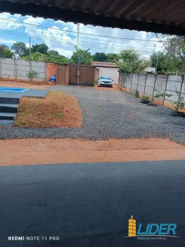 Excelente Chácara com 1.000m2 de área, contendo uma casa e área de lazer à venda no bairro