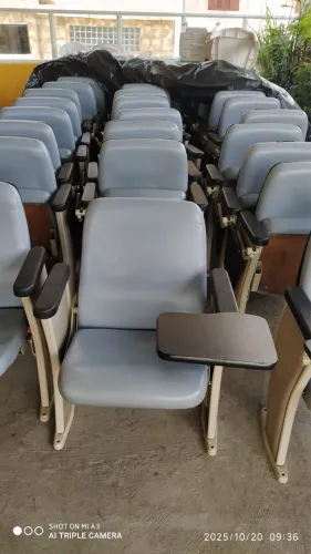 Cadeiras reclinais com prancheta 
