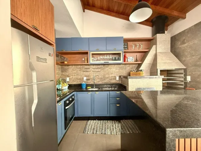 Casa com 4 dormitórios no Bom Abrigo