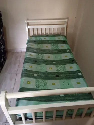 Cama de solteiro com colchão.