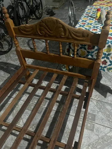 Vende-se cama de solteiro 