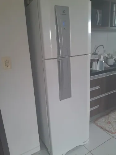 Estou vendendo essa GELADEIRA ELETOLUX bem abaixo do valor  por motivo de viagem