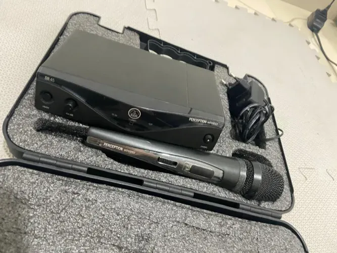 Microfone SEM FIO AKG PW45 Perception Vocal Set Dinâmico Cardioide cor preto