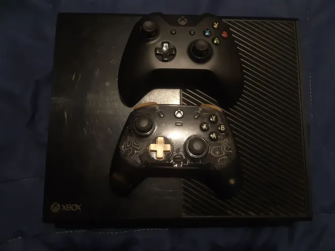 Xbox One Completo + 2 Controles (Original + GameSir Kaleid Flux na Caixa)