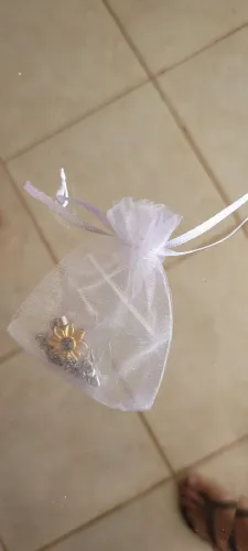 Colar de girassol escrito em 100 línguas "eu te amo"