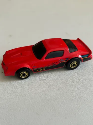 Hot Wheels Camaro Z28 vermelho