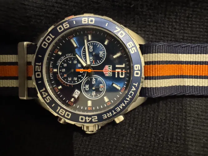 TAG Heuer Formula 1 Chronograph com pulseira NATO esportiva azul e laranja.