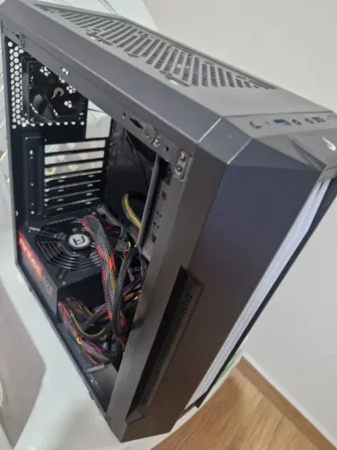 Gabinete de cpu com fonte 600w<br>So nao tem a tampa lateral.