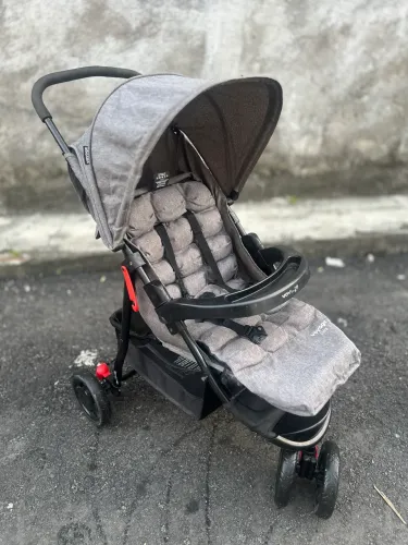 Vendo carrinho, bebê conforto e canguru! Kit completo 550,00