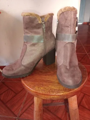 Botas cano médio para desapego
