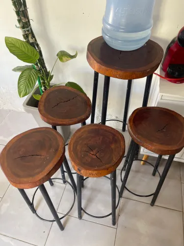 Mesa rústica com 4 cadeiras 