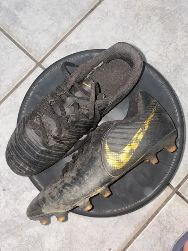 Chuteira Tiempo Preta (tamanho 38)