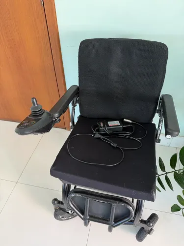 Cadeira de rodas motorizada - semi novo