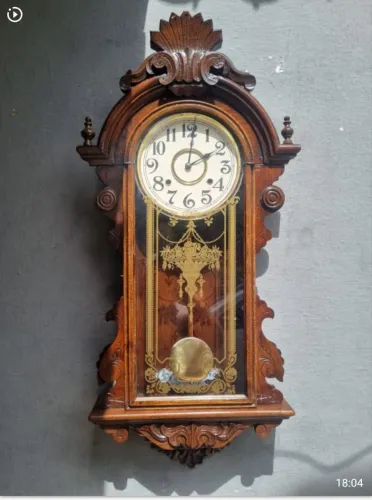 Antigo relógio de parede ornamentado em caixa de Carvalho 
