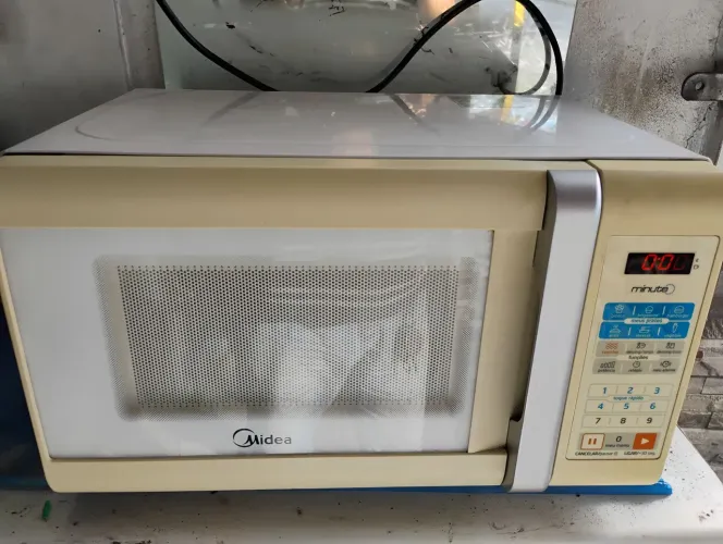 Microondas Midea 18 litros conservado funcionando perfeitamente 