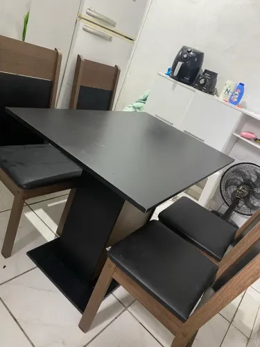 Mesa e armário de cozinha