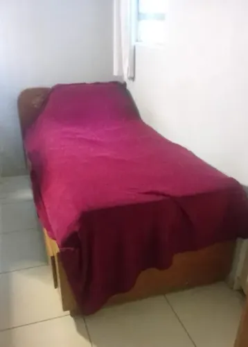 Cama dee madeira, com duas gavetas e bau em baixo da cama.