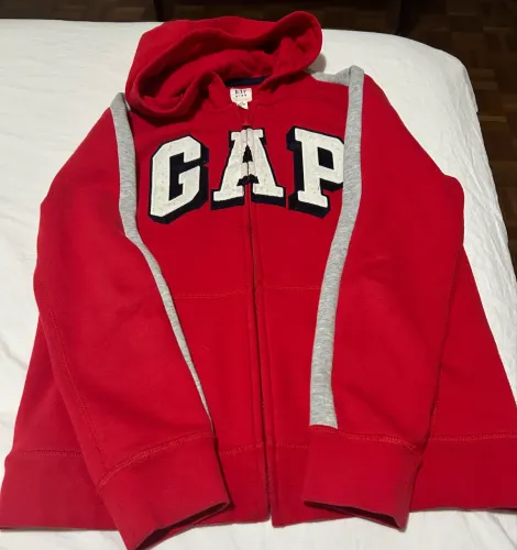 Casaco GAP, TAM 14/16 anos. Pouco uso nas cores vermelho e cinza.