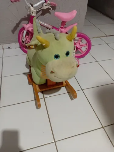 Dinossauro de madeira de balanço infantil