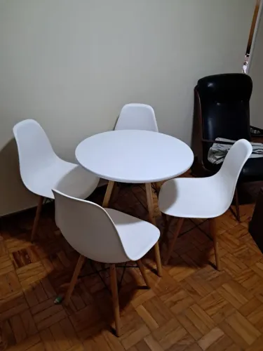 Mesa de jantar redonda com 4 cadeiras
