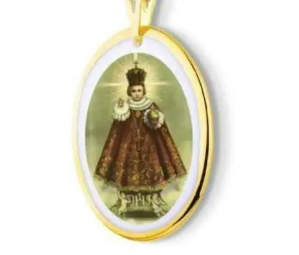 Medalha Menino Jesus de Praga em porcelana com borda pintada à ouro 18k