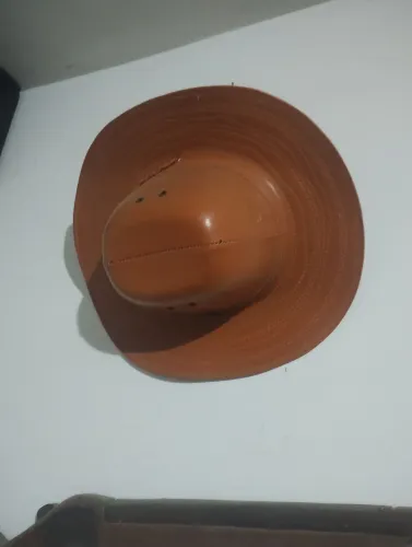 Chapéu decorativo em couro
