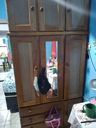 Guarda roupa em madeira