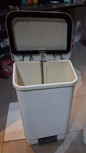 Lixeira com pedal 100 Litros
