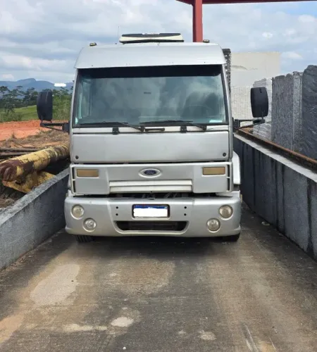 Ford Cargo 2422 2006 Carroceria