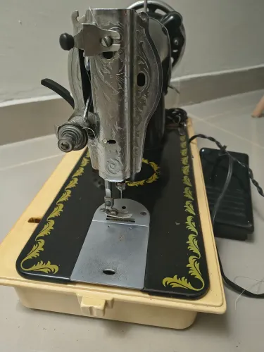 Máquina de Costura Antiga Elgin, funcionando 
