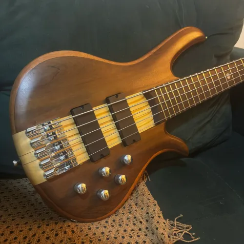 Baixo DeOliveira Rainbow 5C EMG