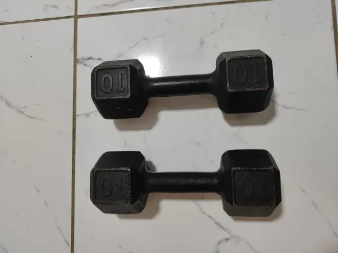 Par De Halteres Sextavados De Ferro 10kg Preto P/ Musculação