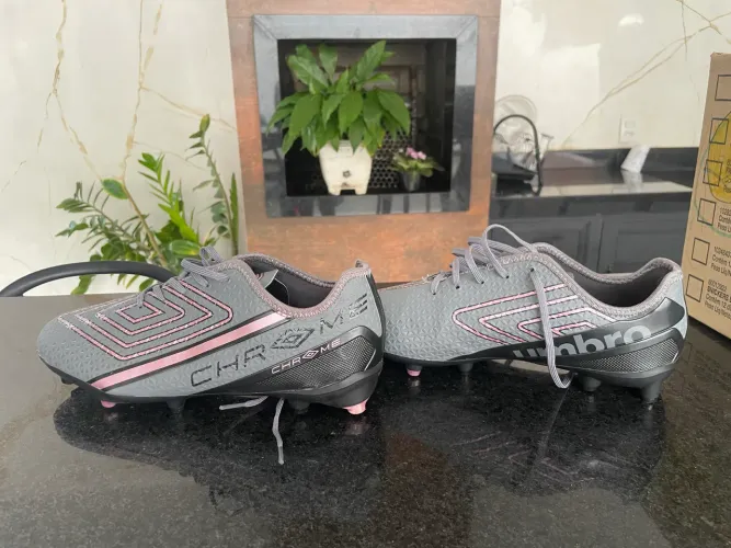 Chuteira umbro 40, sem uso