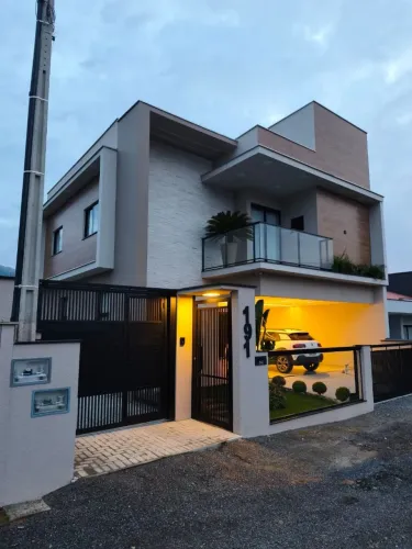 Troco casa de alto padrão por sítio ou chácara 