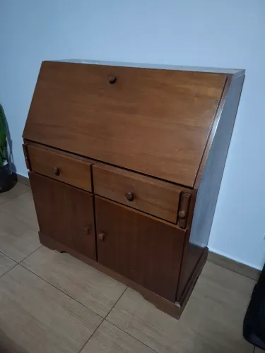 Escrivaninha de madeira.
