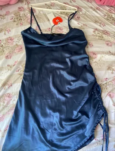 vestido cider em cetim azul na etiqueta