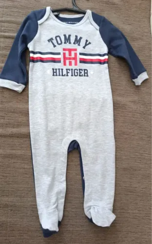 Macacão bebê Tommy Hilfiger 