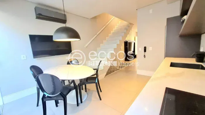 Casa em condomínio à venda, 2 quartos, 2 suítes, 2 vagas, Vigilato Pereira - Uberlândia/MG