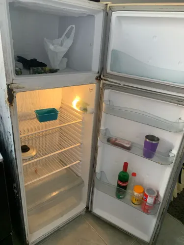 Vendo geladeira em perfeito estado funcionando tudo 