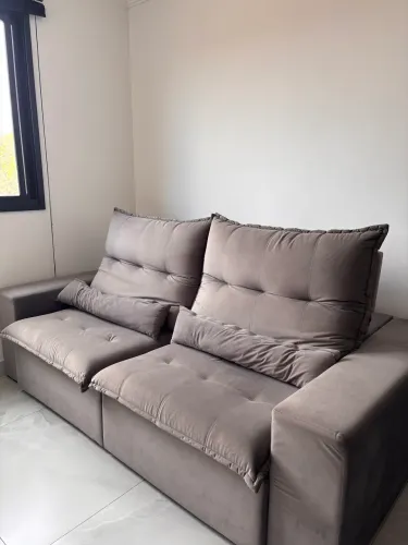 Sofá Bella retrátil e reclinável, com espaço para 4 pessoas. Medidas 230x110cm.