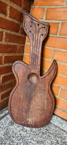 Tábua de churrasco em formato de violão - Madeira