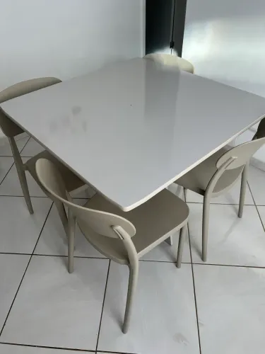 Mesa 4 cadeiras bege