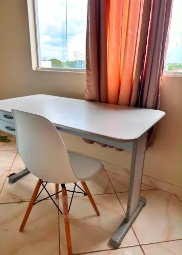 Vendo mesa com cadeira