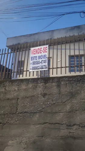 Casa a venda, imóvel reformado, cobertura em laje e telhado embutido. Individual, murada