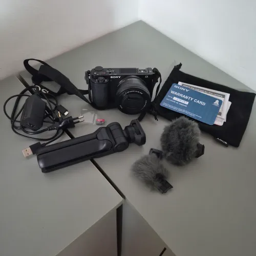 Sony ZV-E10 4K + Lente 16-50mm + Microfone + Grip/Tripé + Bolsa