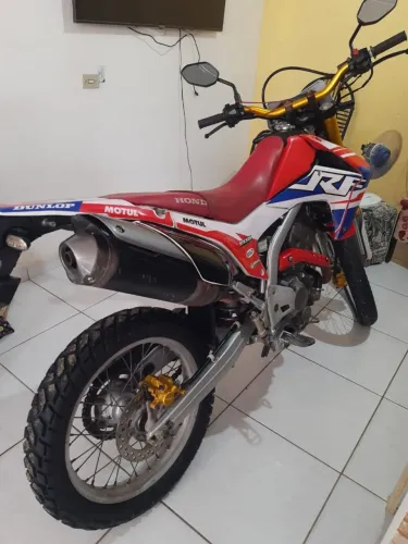 Vendo RELÍQUIA CRF 250CC,EDIÇÃO LIMITADA NÃO FAÇO TRILHA COM ELA, PRONTA PRA RODA NA CIDAD