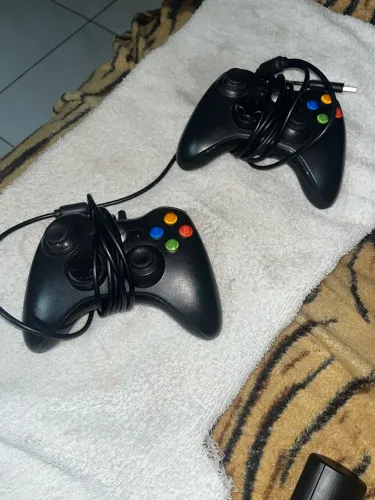 Vendo um Xbox 360 ,desbloqueado,com mais de 100 jogos e 2 controles