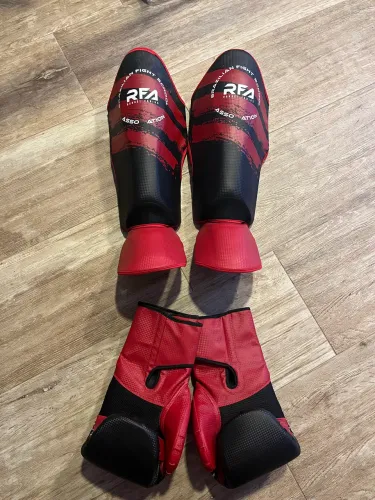 Kit Muay Thai / Boxe RFA - Luvas + Caneleiras