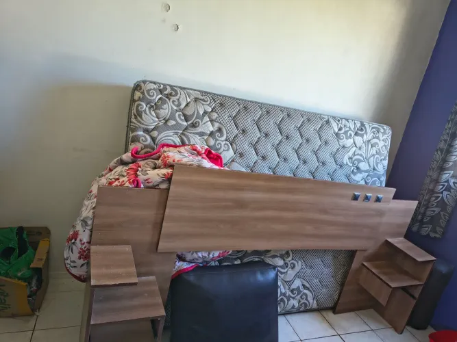 Vendo cama colchão de molas e base.