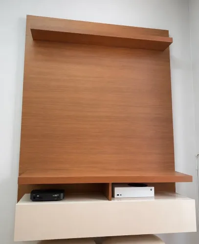 Rack suspensa em madeira.
